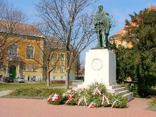 Kossuth Lajos szobra. Httrben a Kis Blint Reformtus ltalnos Iskola